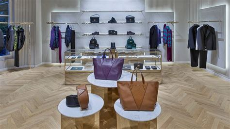 bourique versace londra|LA BOUTIQUE SOSTENIBILE VERSACE SORPRENDE LONDRA.